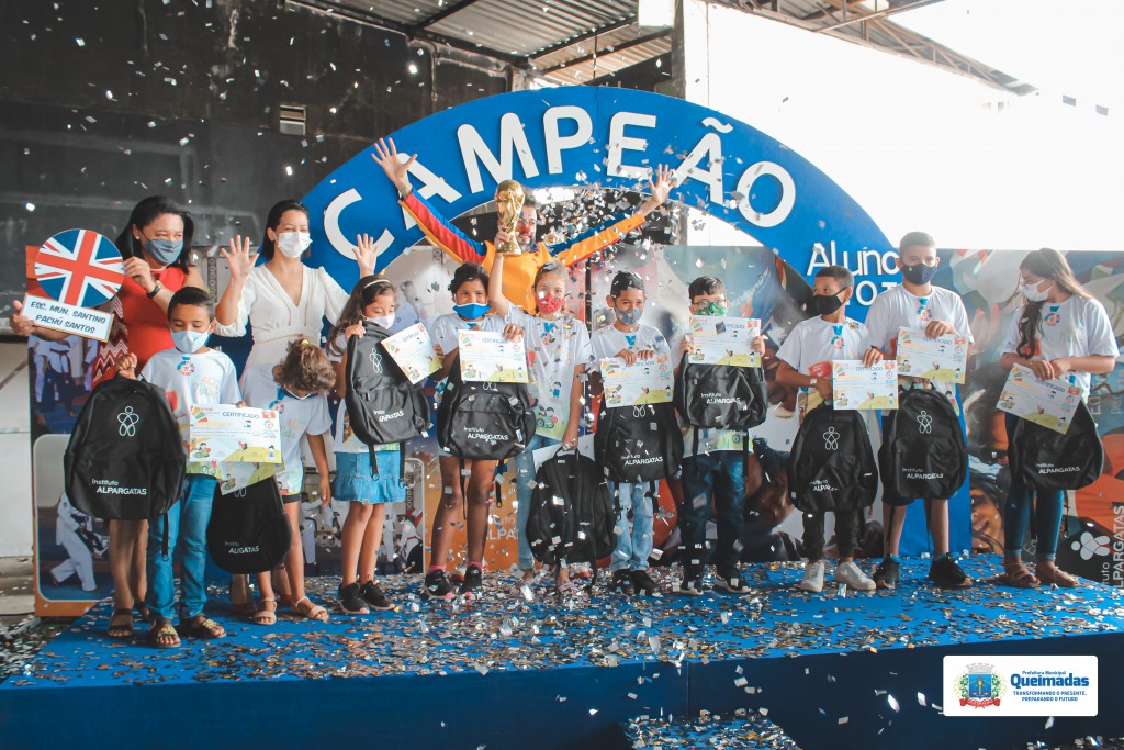 Alunos das escolas municipais de Queimadas recebem o Prêmio Aluno Nota 10 do Instituto Alpargatas
