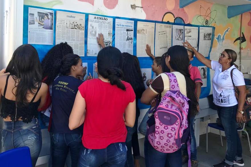 Exposição “Elas, memórias e conquistas” visita escolas queimadenses