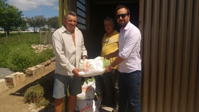 Secretaria de Agricultura da Prefeitura de Queimadas distribui sementes de milho, feijão e sorgo para 700 famílias na zona rural 