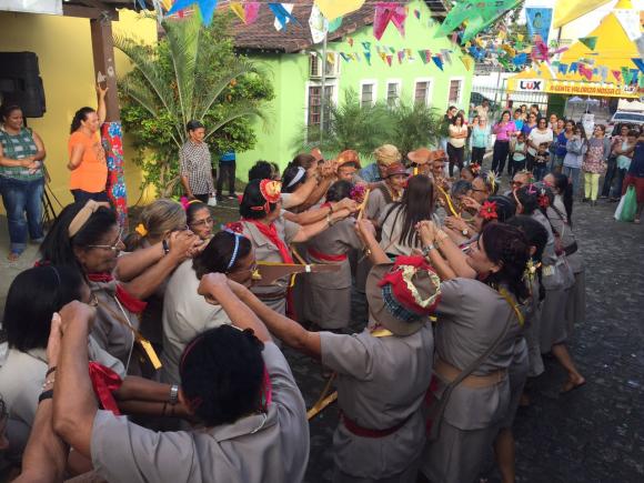 Grupo da melhor idade Raízes da Felicidade do CRAS de Queimadas encanta turistas e lojistas da Vila do Artesão