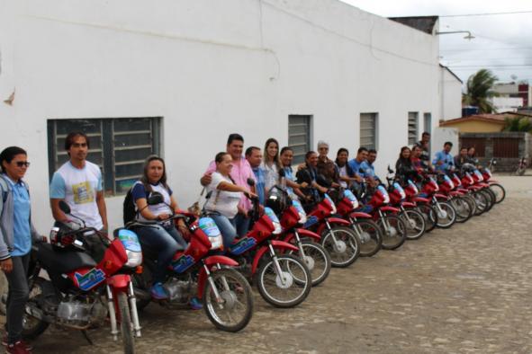 Para agilizar o serviço de atendimento à população, Prefeitura de Queimadas entrega 15 motos aos agentes comunitários de Saúde