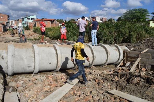 Prefeito de Queimadas inspeciona obras para acompanhar andamento e assegurar a qualidade dos serviços