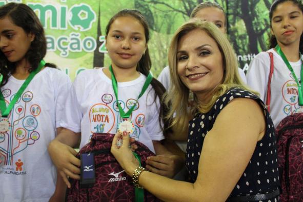 Secretaria de Educação de Queimadas em parceria com o Instituto Alpargatas realiza entrega do Prêmio de Educação 2017 a 470 alunos