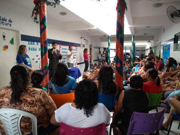 Promotor e delegada palestram para pais de alunos, alunos e funcionários da Escola Beatriz Ernesto