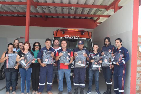 Secretaria Municipal de Saúde de Queimadas entrega novos fardamentos aos profissionais do Samu