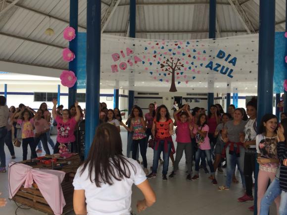 Seduc e Sesau de Queimadas se unem e realizam Projeto Dia Rosa, Dia Azul com os estudantes da rede pública municipal de ensino