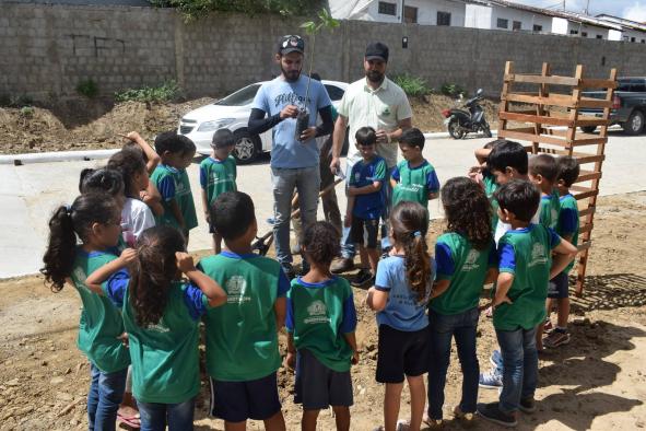 Secretaria de Agricultura de Queimadas desenvolve Projeto de Plantio de Mudas na rede pública municipal de ensino 