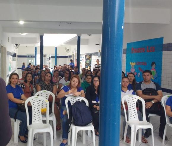Professores da rede pública municipal de ensino de Queimadas se reúnem para definir livros didáticos a serem utilizados nos próximos quatro anos