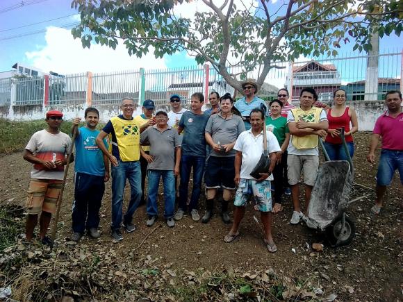 Diretora do “Vitalzão” firma parceria com Projeto “Mãos que Ajudam” e juntos realizam limpeza nos arredores da escola