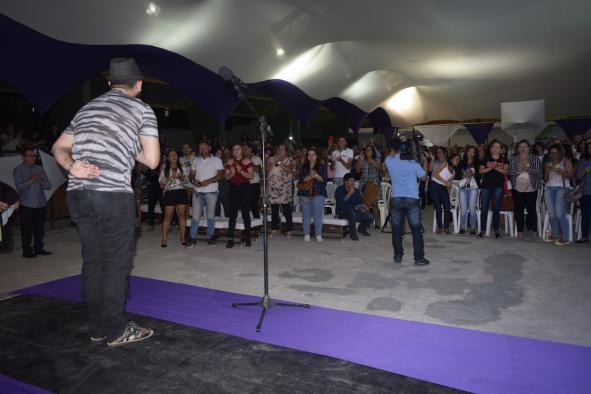 Palestra espetáculo de Bráulio Bessa leva multidão ao Ginásio de Esportes Vitalzão, em Queimadas