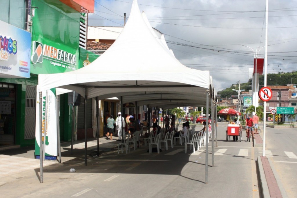 Equipes da Prefeitura de Queimadas trabalham no acolhimento e higienização preventiva do público nas filas bancárias