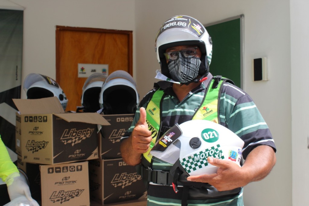 Prefeitura de Queimadas entrega capacetes novos e kits de higienização para os mototaxistas cadastrados na STTRANS