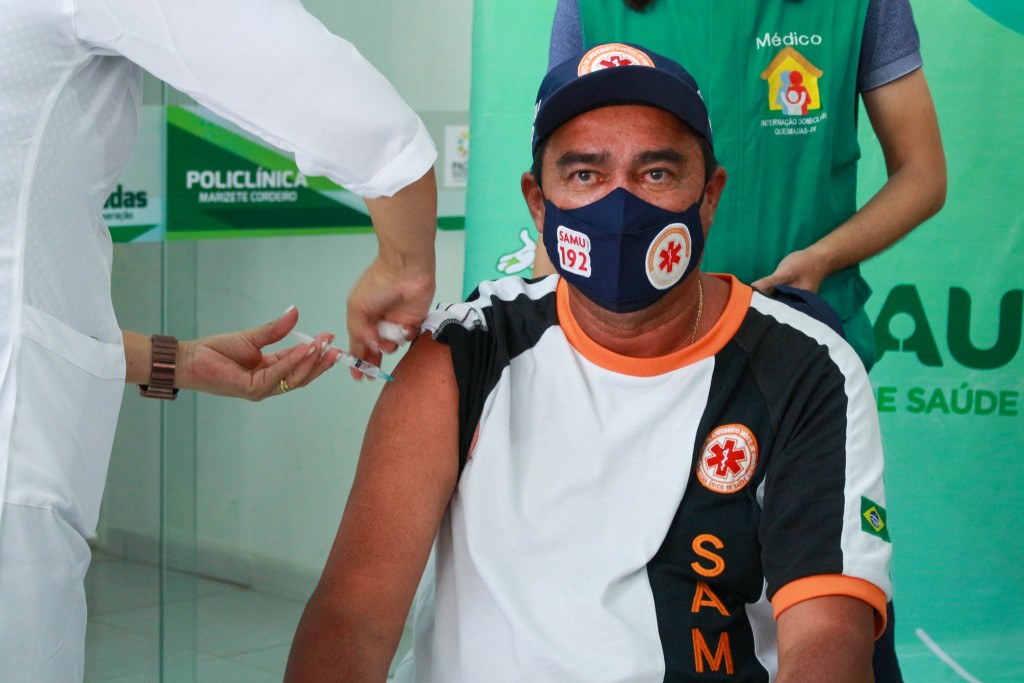 Condutor socorrista do SAMU recebe a primeira dose da vacina contra a covid-19 em Queimadas