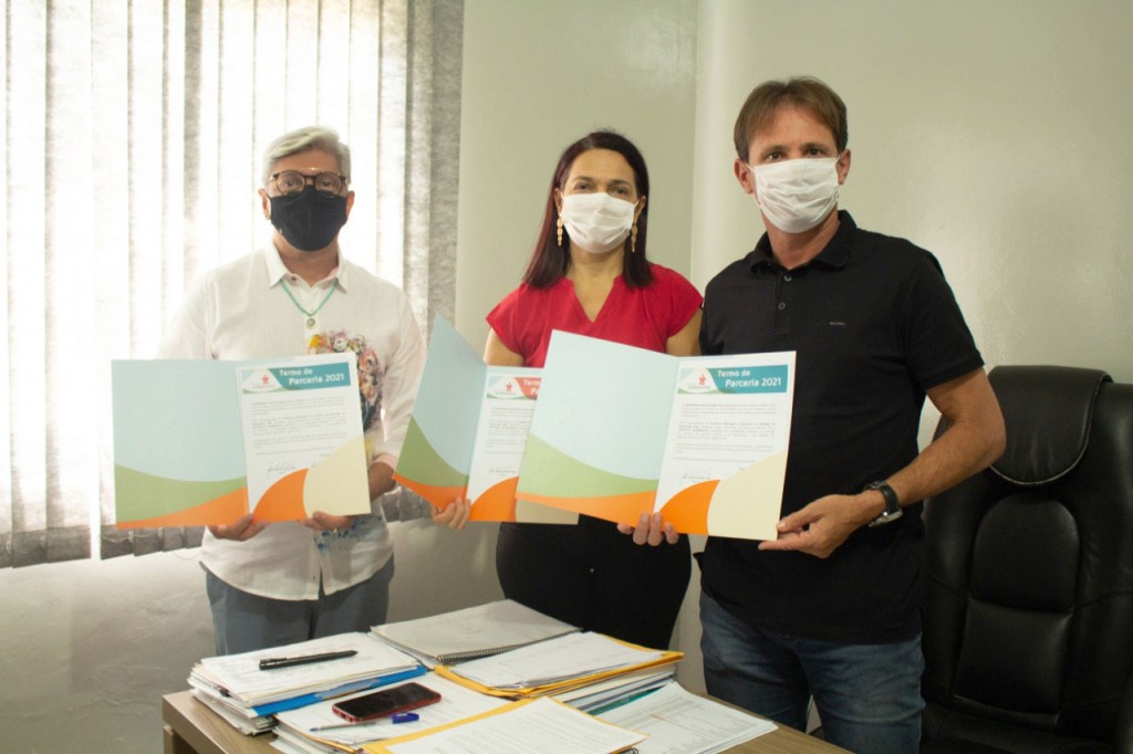 Prefeito Carlinhos de Tião assina renovação da parceria com Instituto Alpargatas e entrega prêmio do “Educador Nota 10"