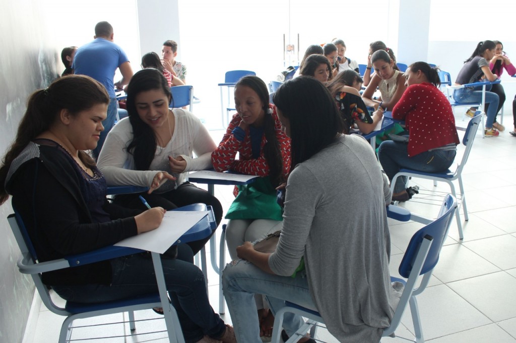 Alunos do projeto Qualifica participam de oficina sobre trabalho em equipe e liderança no mercado de trabalho