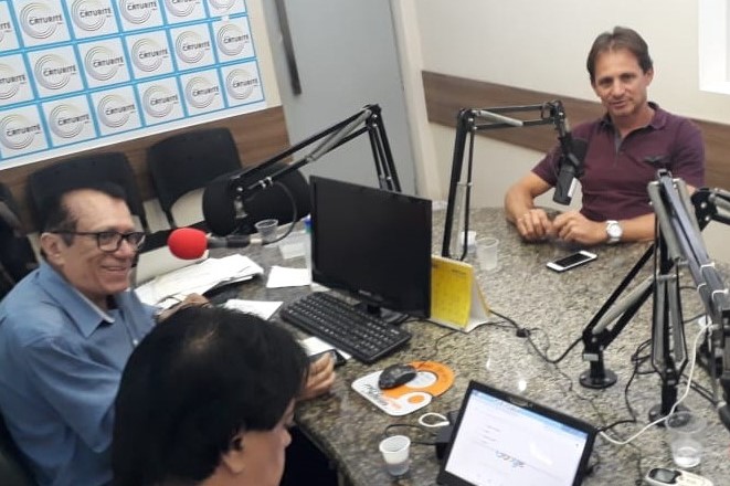 Em entrevista na Rádio Caturité, prefeito Carlinhos apresenta os resultados alcançados por sua gestão