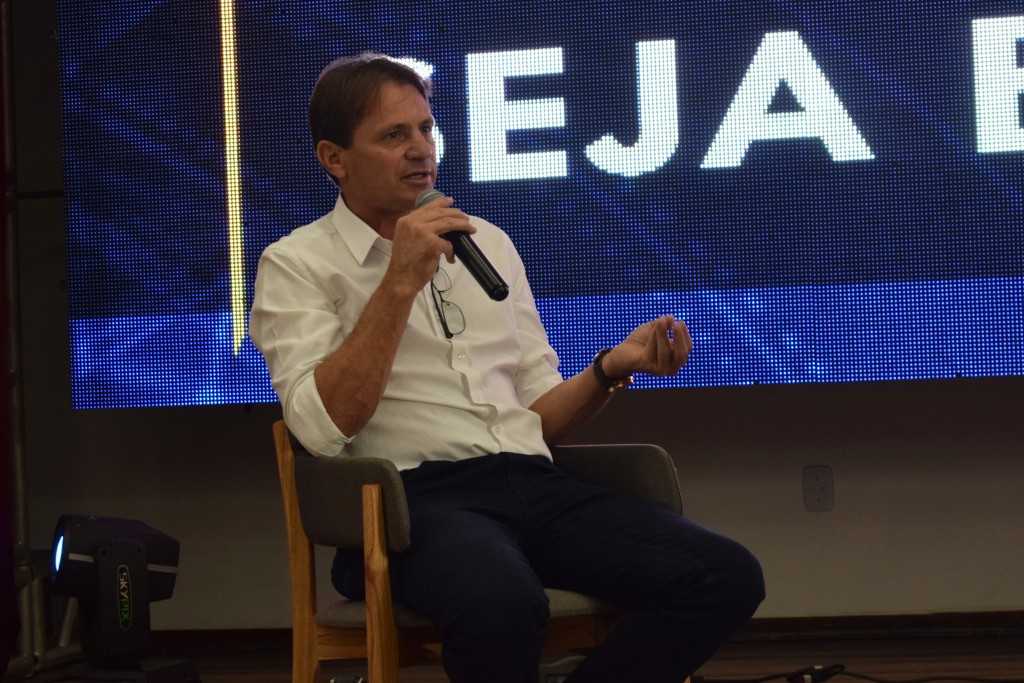 Prefeito apresenta a experiência queimadense com a parceria público-privada em evento na FIEP