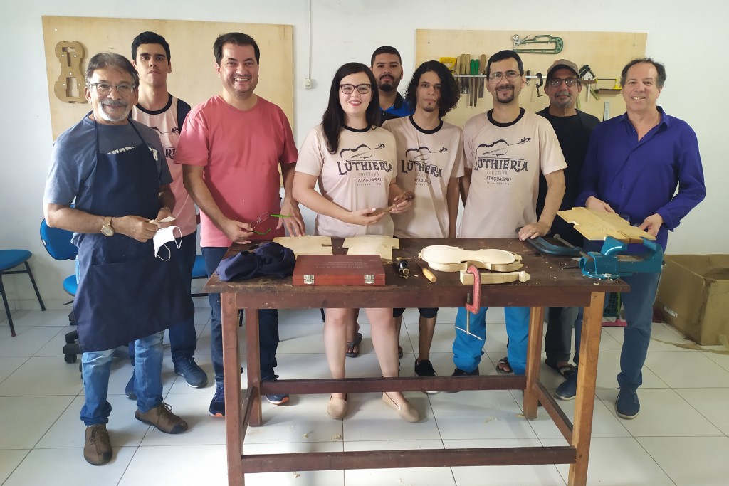 Escola Municipal de Formação de Luthier recebeu visita de importante archethier francês