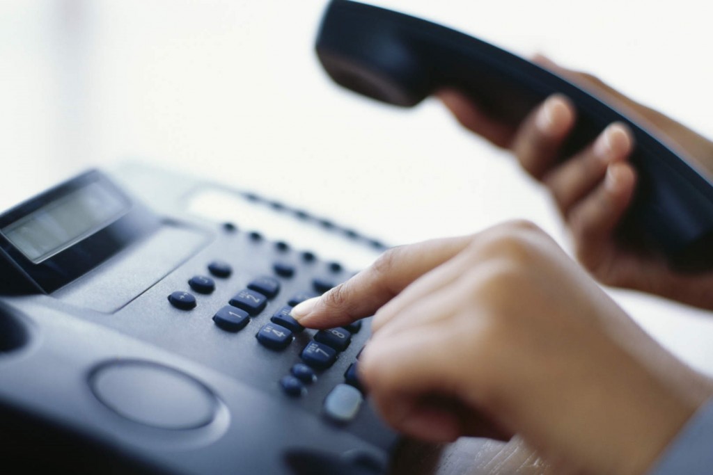 Para evitar aglomerações, setores da prefeitura adotam estratégias de atendimento ao público e disponibilizam telefones