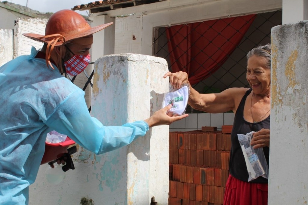 Secretaria de Desenvolvimento Social realiza ação com mensagens de alegria e orientações para pessoas idosas