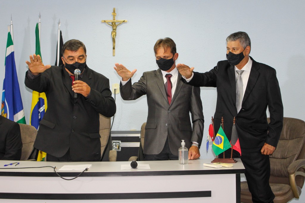 Prefeito Carlinhos de Tião toma posse para o novo mandato e garante a continuidade do desenvolvimento em Queimadas