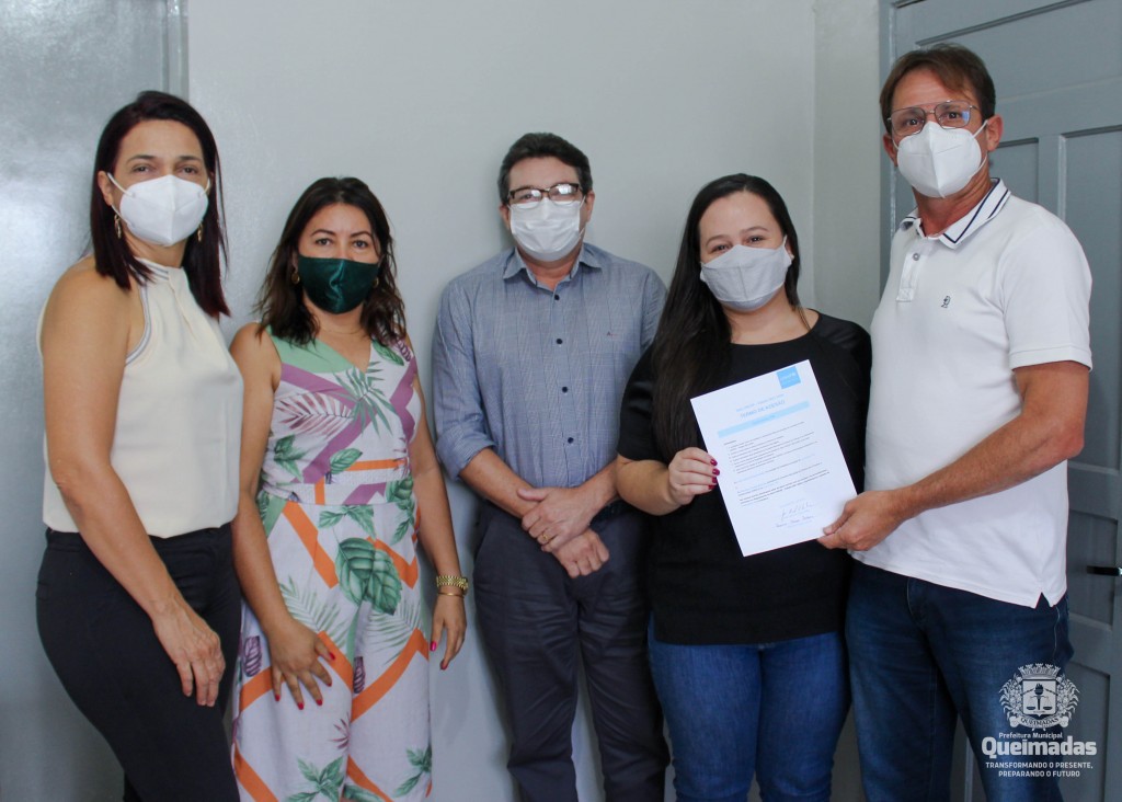Prefeito Carlinhos de Tião assina termo de adesão do município de Queimadas ao Selo UNICEF 2021-2024