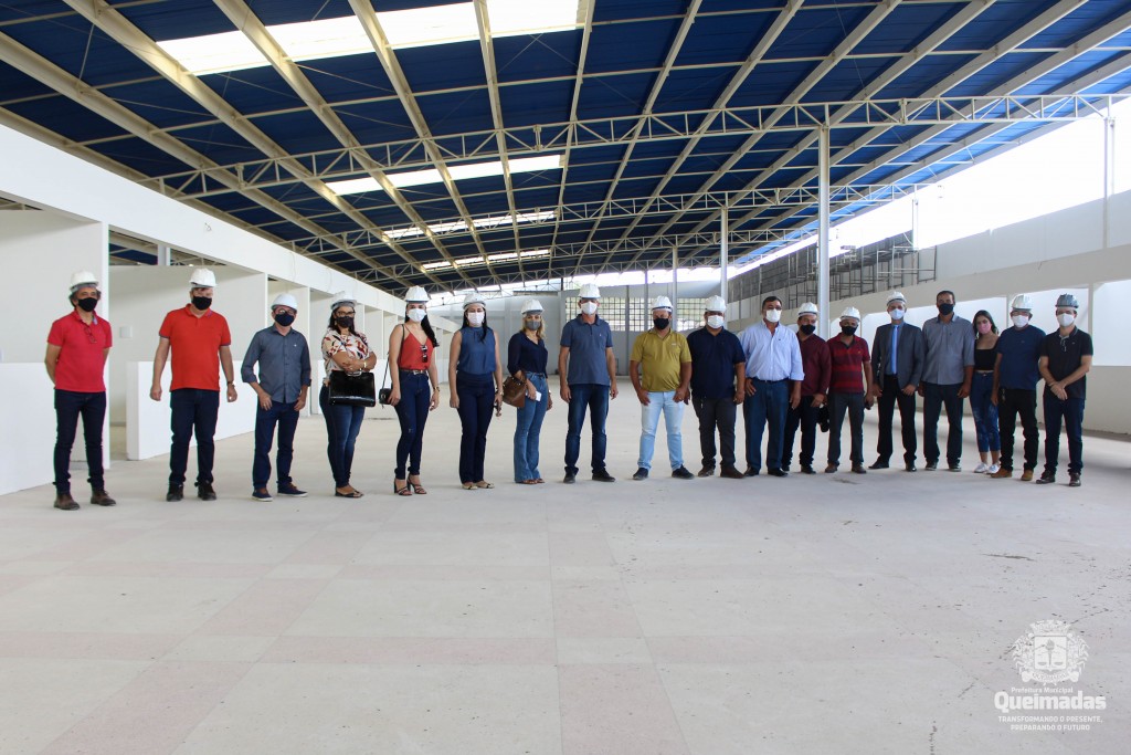 Prefeito Carlinhos de Tião realiza visita técnica no Mercado Público de Queimadas com os vereadores do município