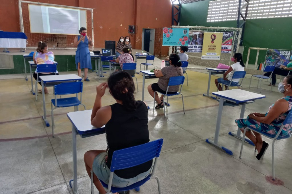 Equipes da proteção social de Queimadas levam informações sobre violência doméstica para as mulheres do Ligeiro