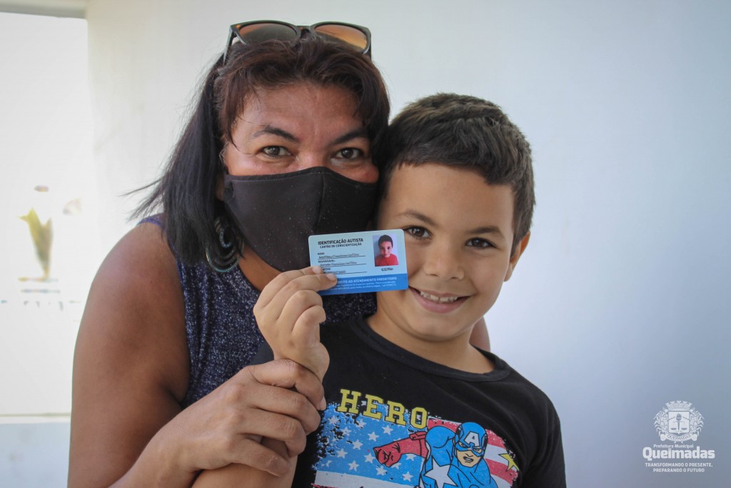 Prefeitura de Queimadas entrega carteirinhas do atendimento prioritário para pessoas com Transtorno do Espectro Autista