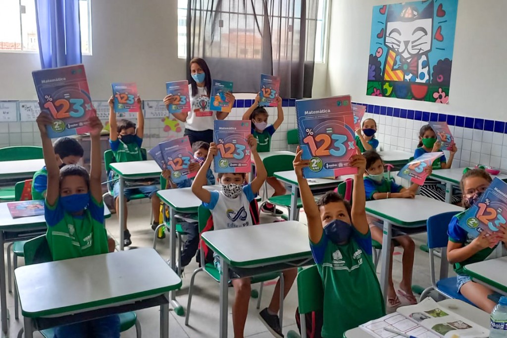 Alunos das escolas municipais recebem material didático do Programa Educar pra Valer