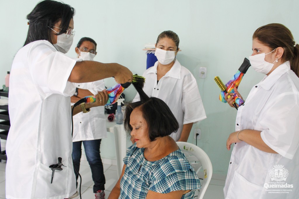 Mães do Centro Incluir participam de Dia da Beleza com as alunas dos cursos da carreta-escola do SENAC