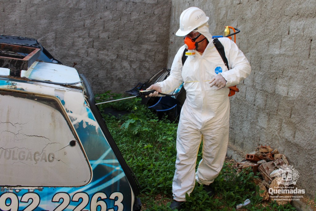 Vigilância Epidemiológica realiza dedetização em sucatas para combater a proliferação do mosquito da dengue