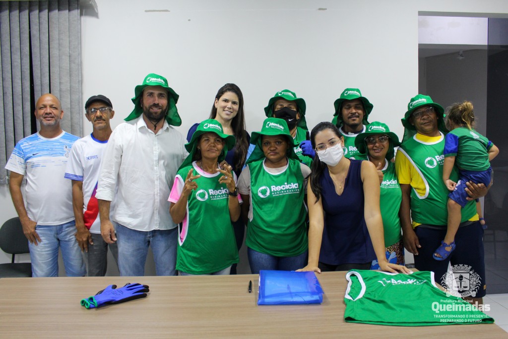 Prefeitura entrega EPI para os catadores do Programa Recicla Queimadas