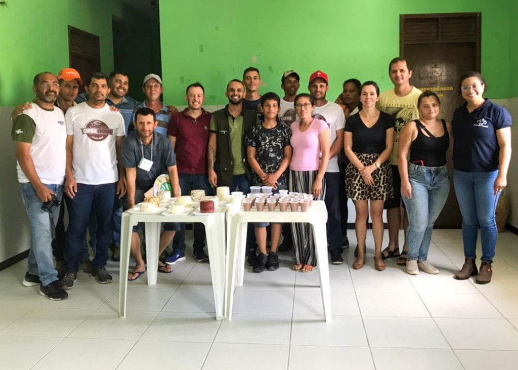 Caprinocultores queimadenses participam de capacitação para produção de laticínios de leite de cabra