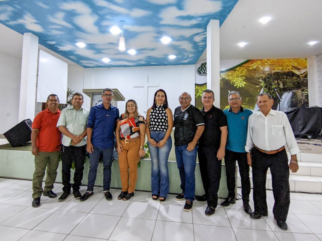 Secretária de Educação se reúne com líderes religiosos de Queimadas para apresentar o Programa Queimadas Educa pra Valer