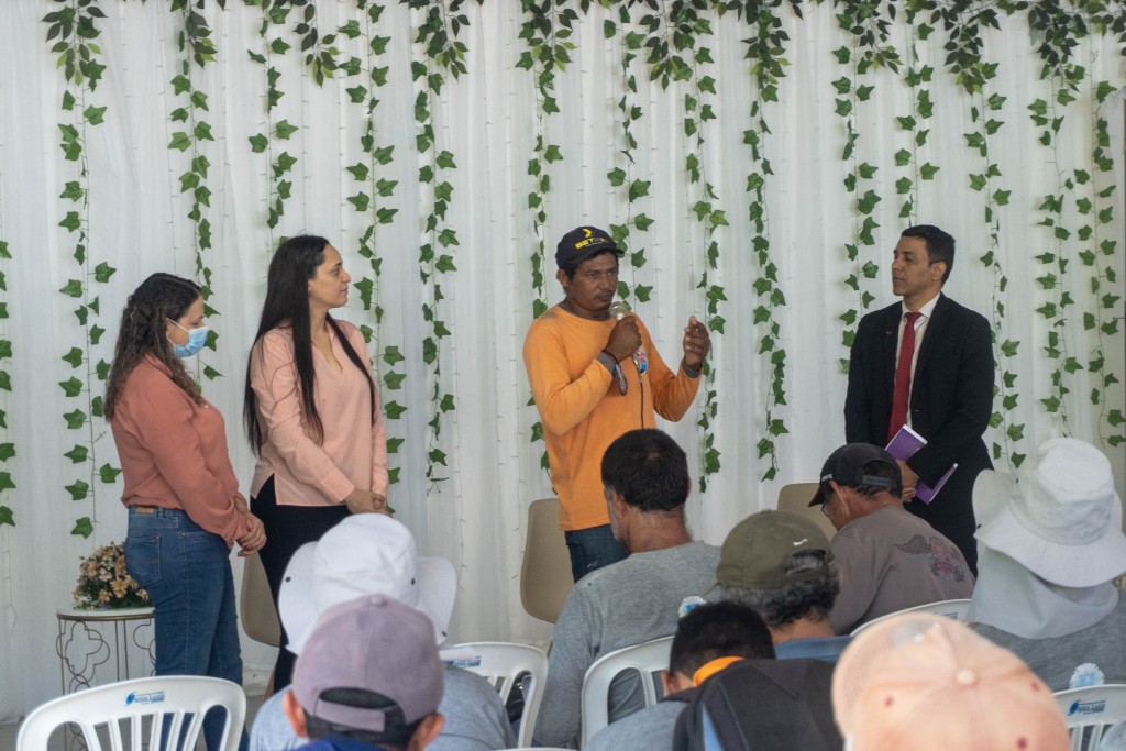 Colaboradores da Secretaria de Infraestrutura participam de roda de conversa sobre o combate à violência contra a mulher
