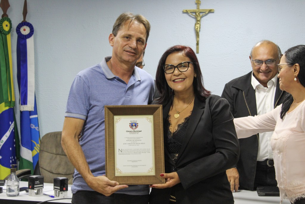 Prefeito Carlinhos de Tião é homenageado com Moção de Aplausos na Câmara Municipal