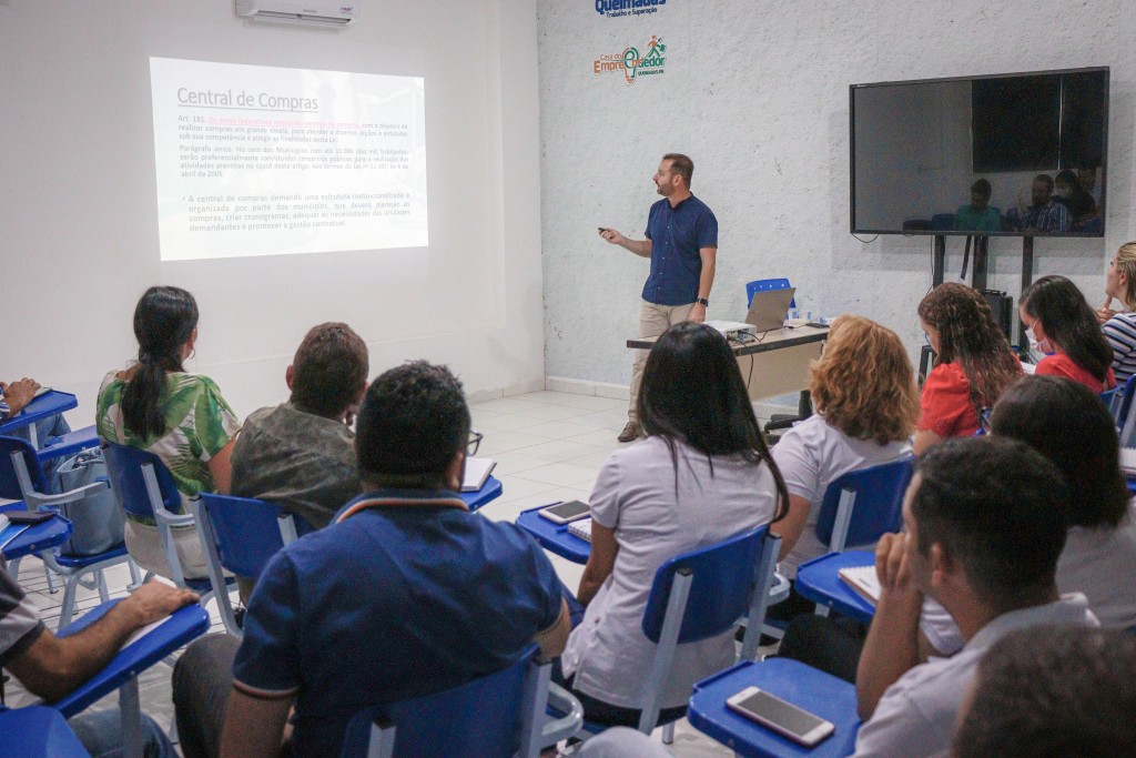 Servidores da Prefeitura Municipal de Queimadas participam de workshop sobre planejamento em contratações públicas